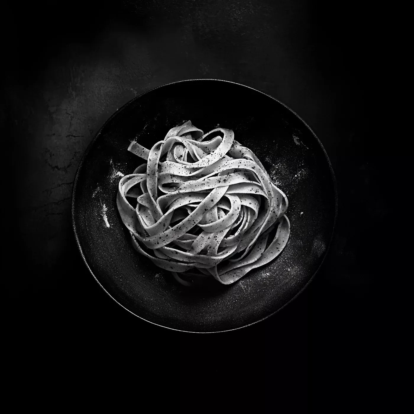Assiette de pâte vue du dessus en noir et blanc