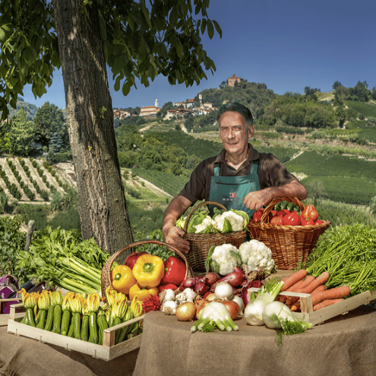 Un artisan qui se tient derrière une table remplie de légume